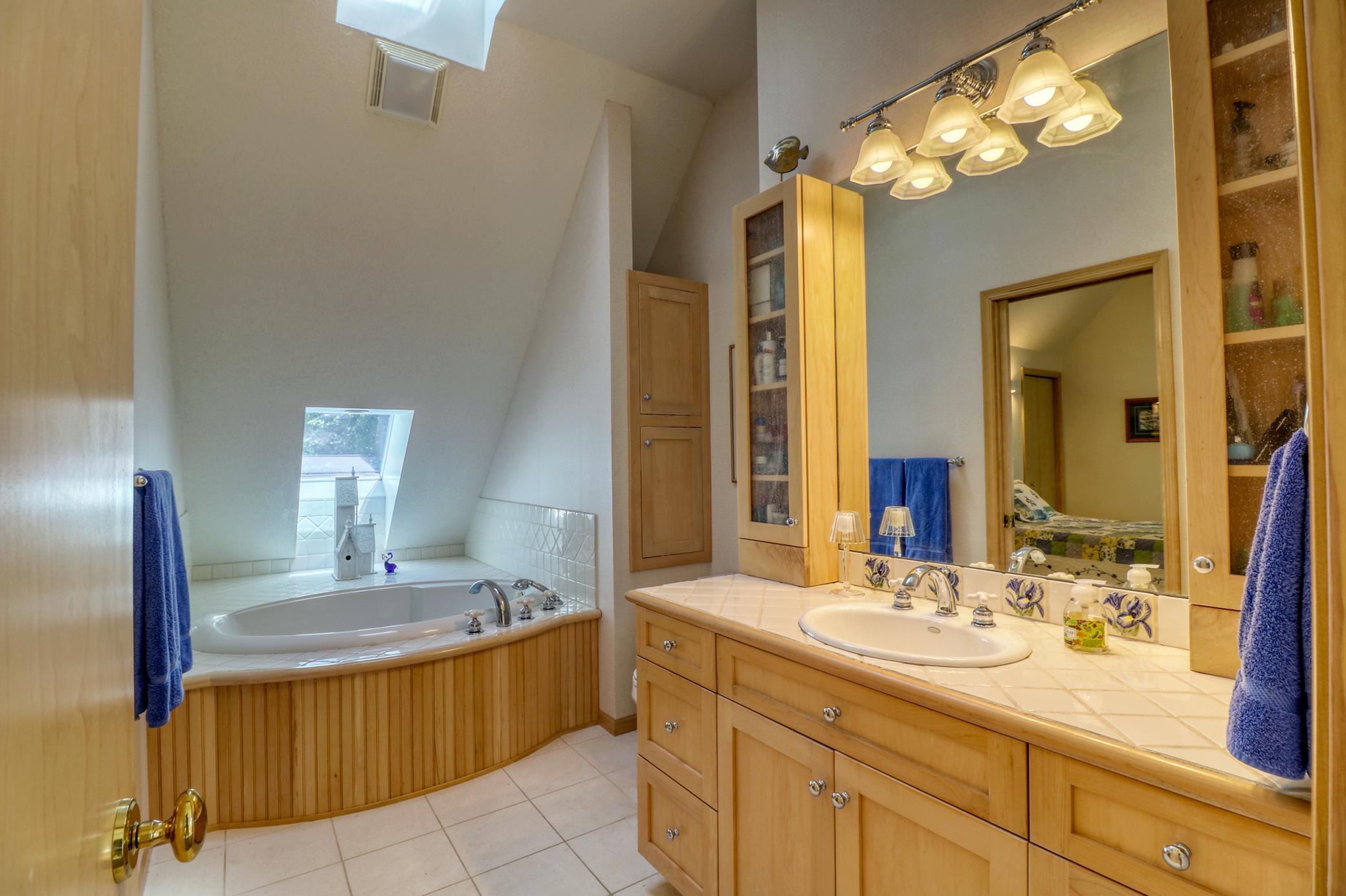 Upstairs Bathroom1_1.jpg
