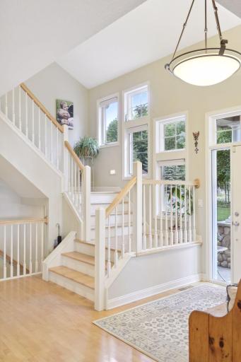 A light and bright foyer gives access to both the upper and lower levels.