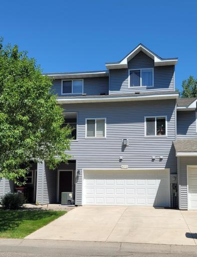 Exceptionally maintained townhome in the heart of Woodbury!
