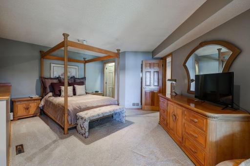 9981 Oak Shore Drive, Lakeville, MN 55044