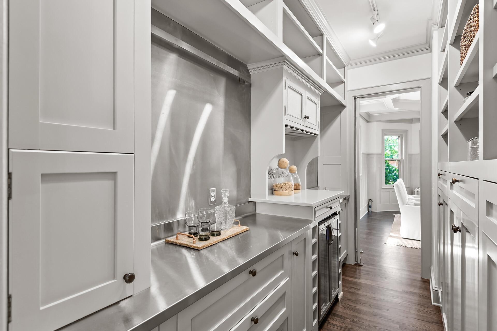 On the way to the kitchen a magnificent butler’s pantry with abundant storage and additional prep space!