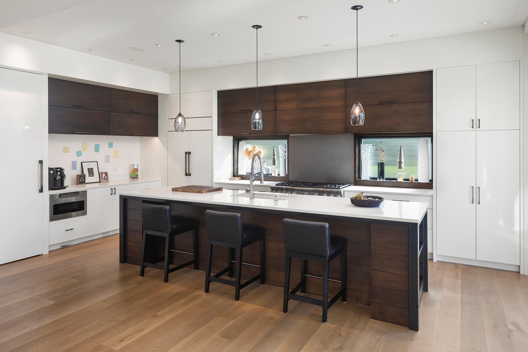 Spacious Kitchen with center island