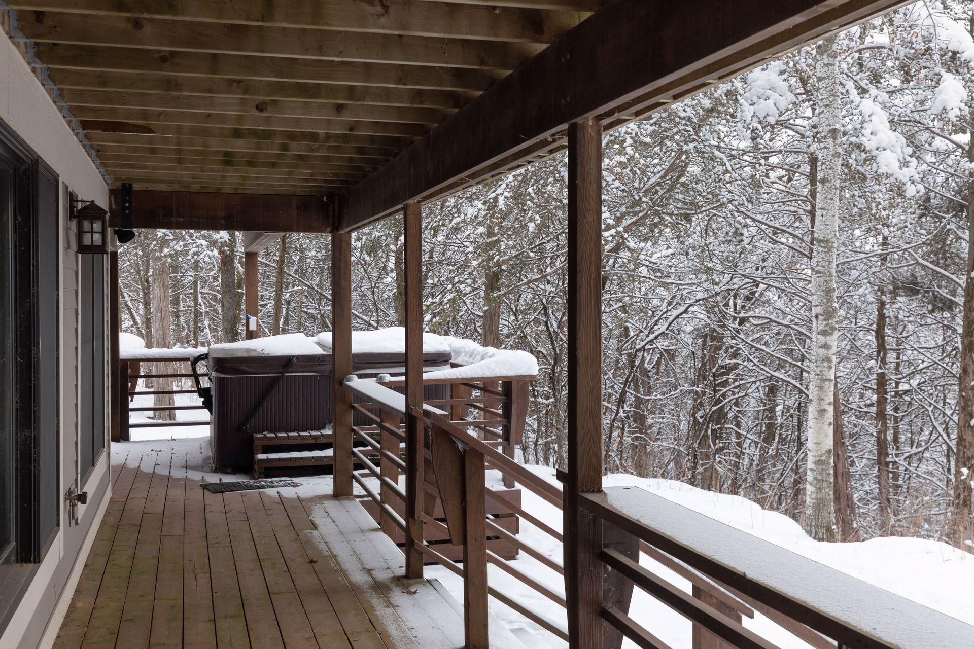 Enjoy the hottub in every season overlooking the river!