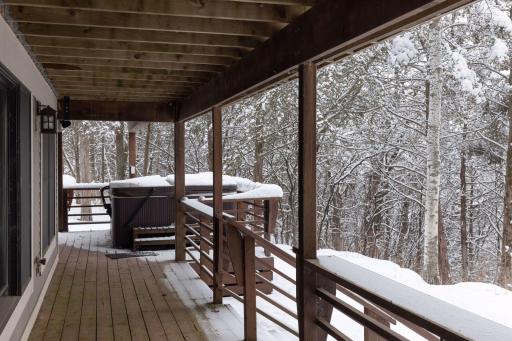 Enjoy the hottub in every season overlooking the river!