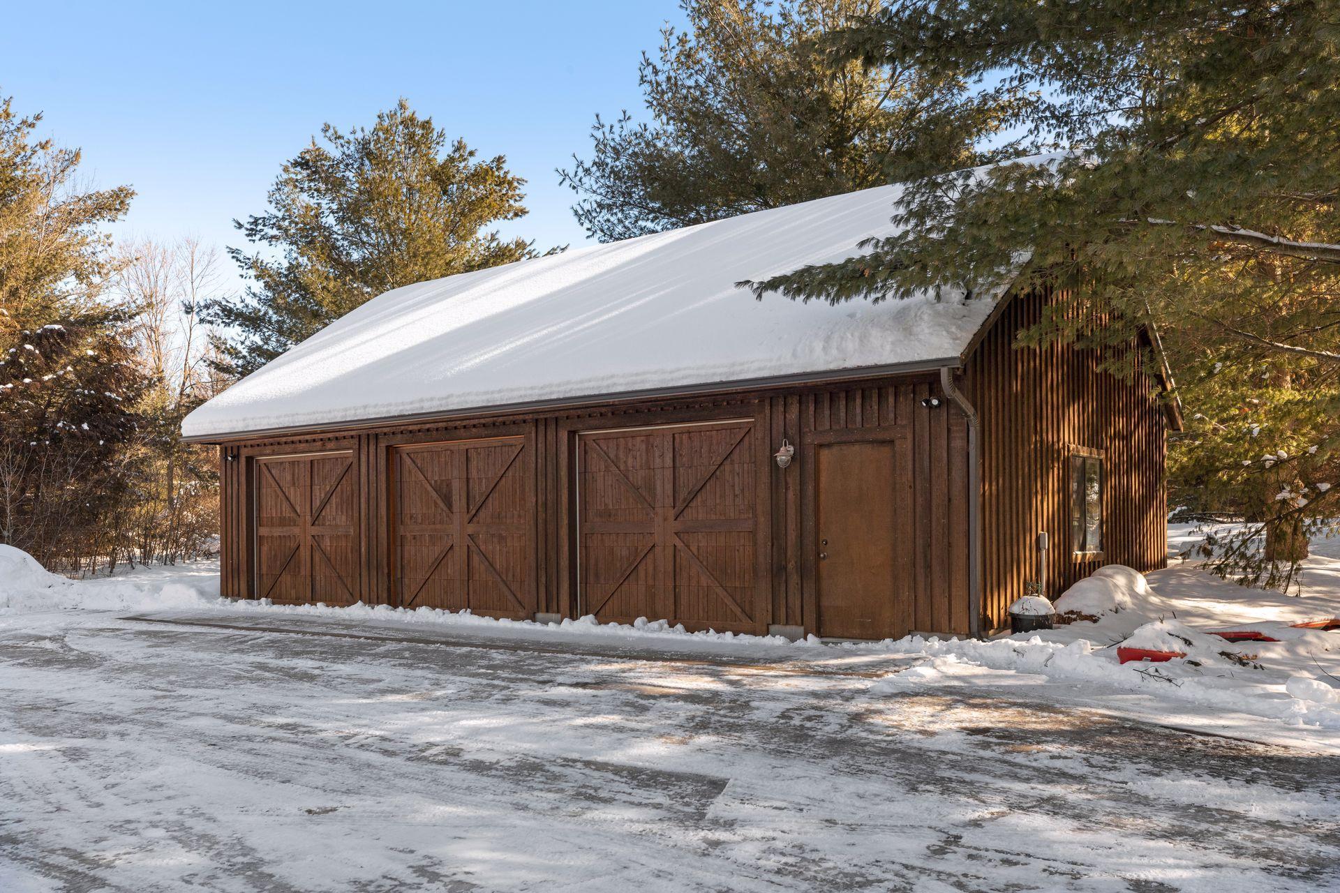 The detached garage 42 x