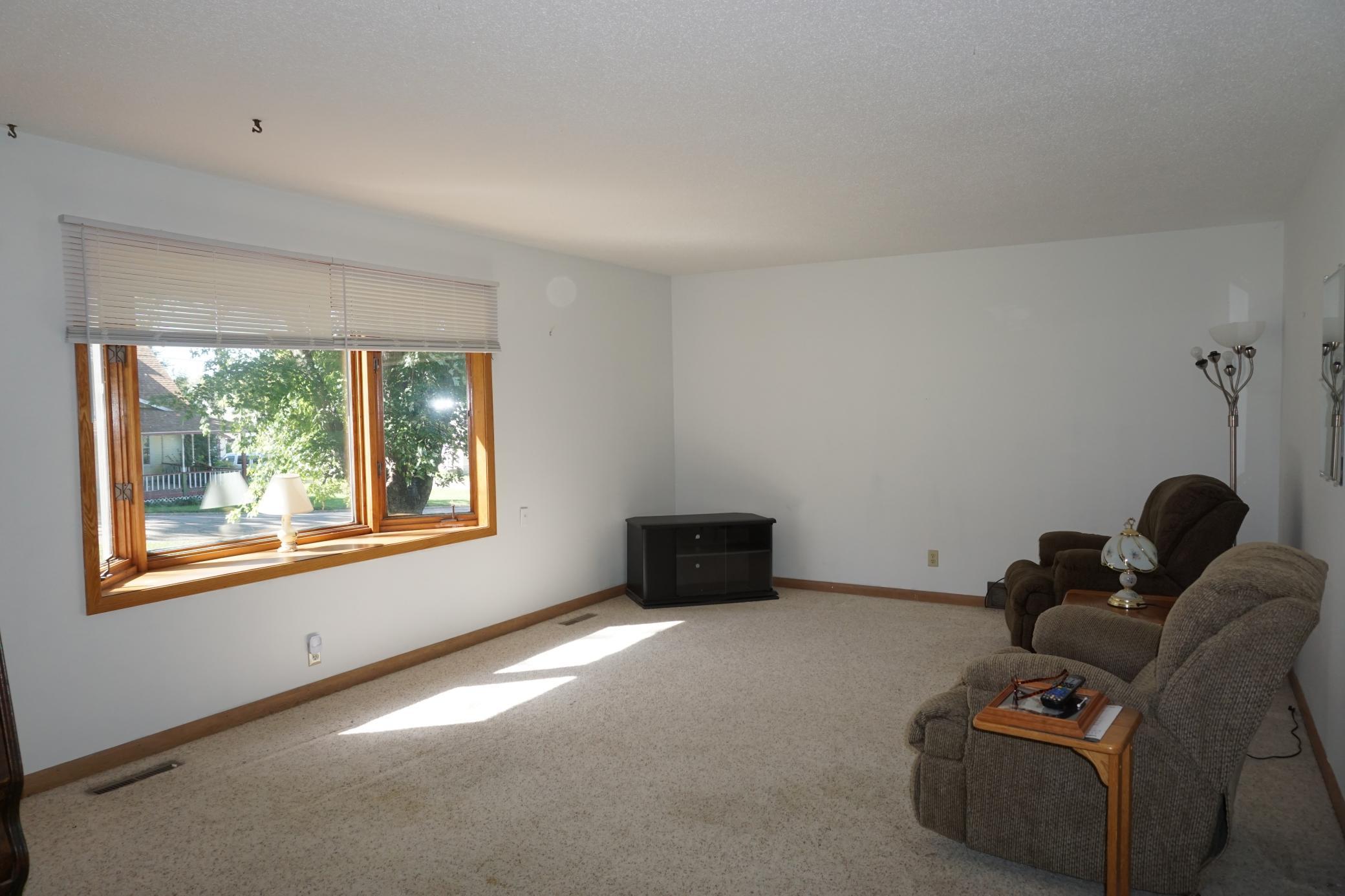 Large livingroom/baywindow