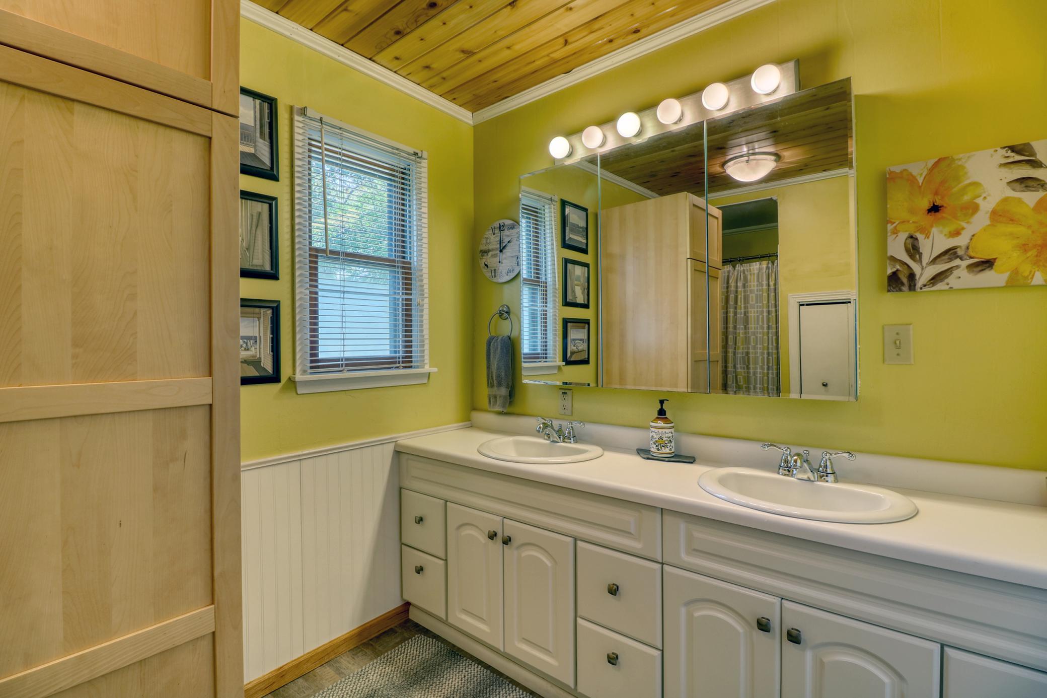 Main Floor Bathroom1_1.jpg
