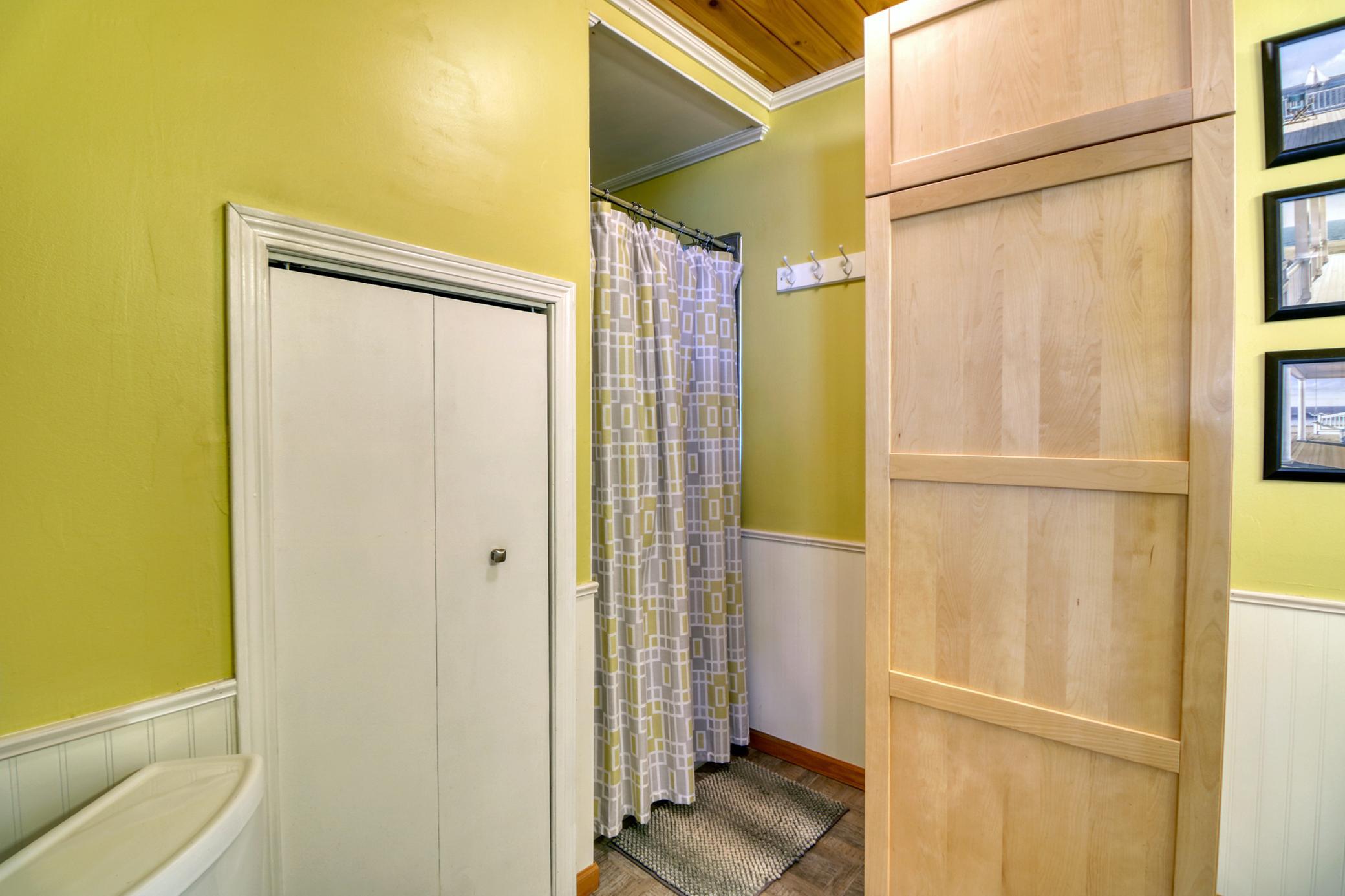 Main Floor Bathroom1_2.jpg
