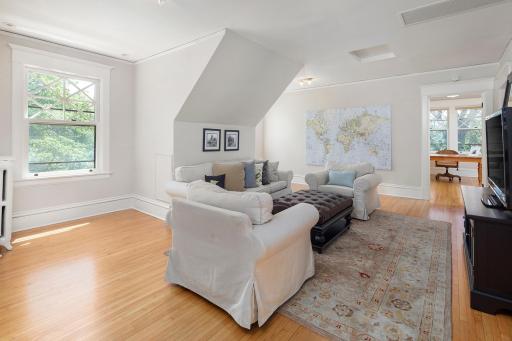 1725 Dupont Avenue S, Minneapolis, MN 55403