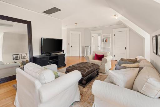 1725 Dupont Avenue S, Minneapolis, MN 55403