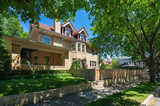 1725 Dupont Avenue S, Minneapolis, MN 55403