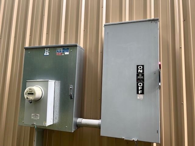 1008 S Broadway - outside electrical boxes.jpg