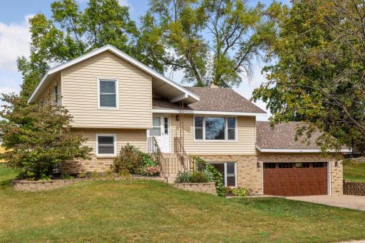1400 Robinwood Lane, Faribault, MN 55021