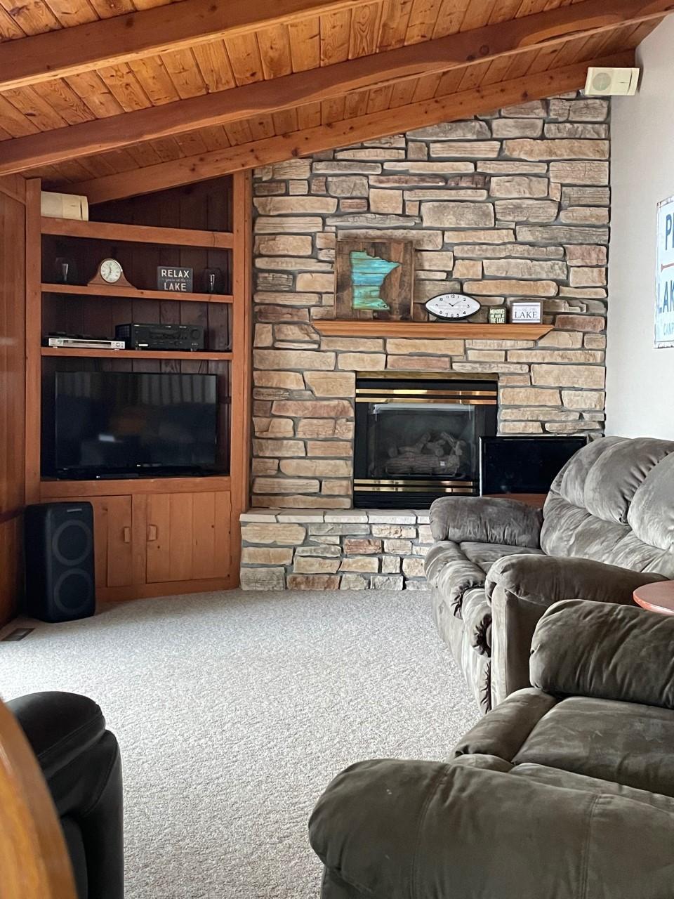 Pelican Lake - 9 - 10-4-22 - Living Room.jpg