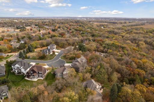 MN River bluff setting on double culdesac