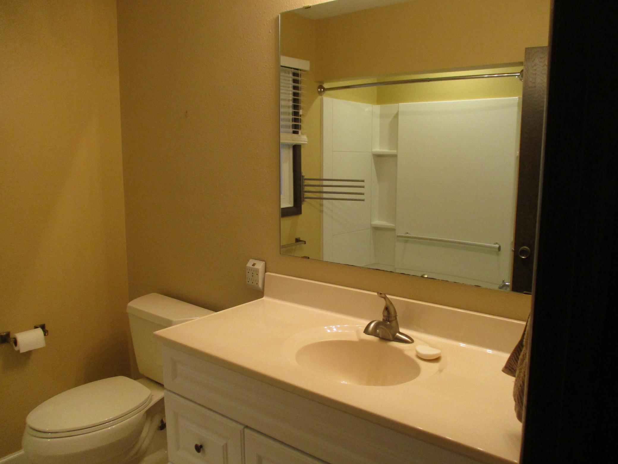 28. Main Floor Full Bath.JPG