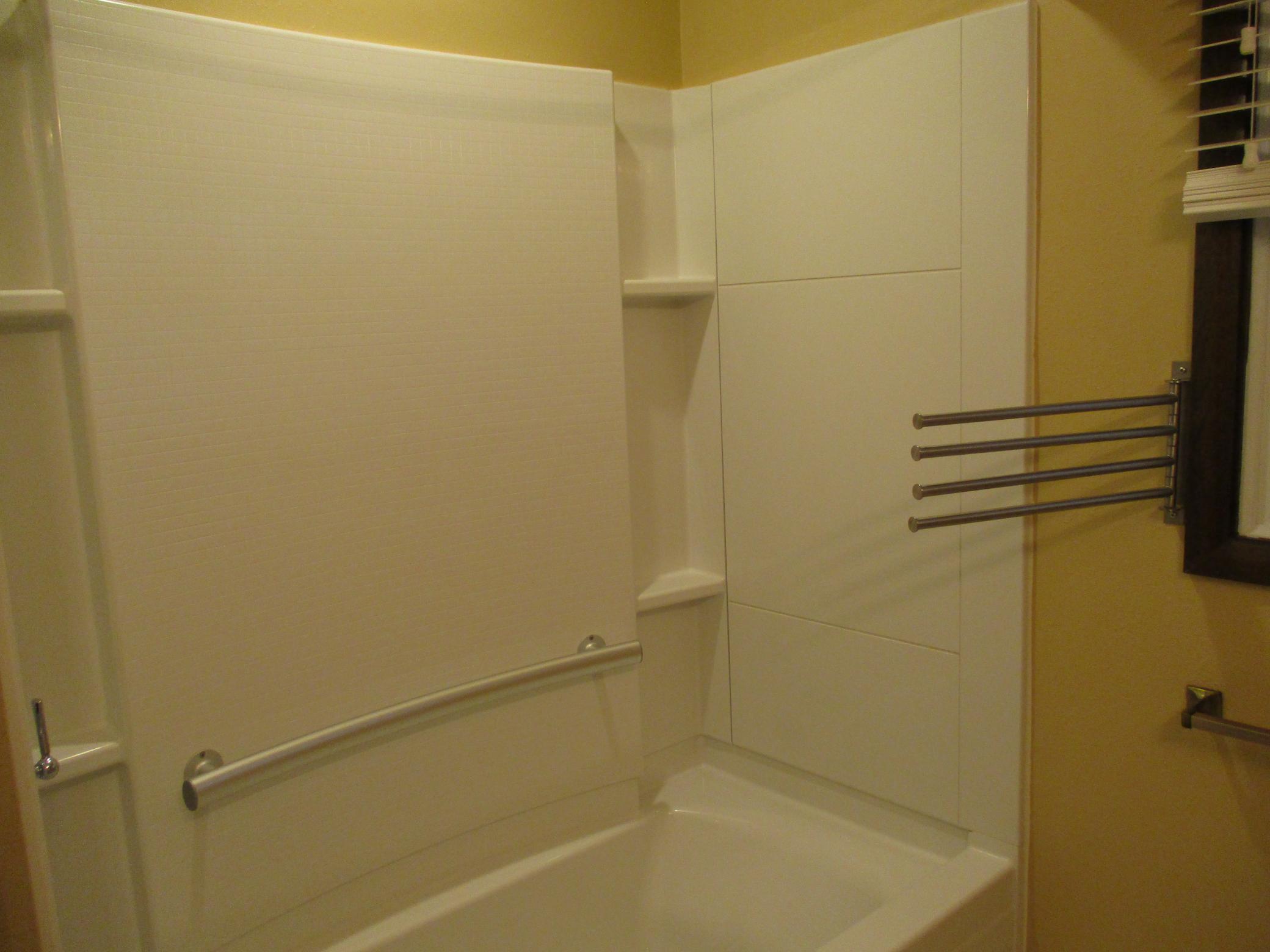 29. Main Floor Full Bath (2).JPG