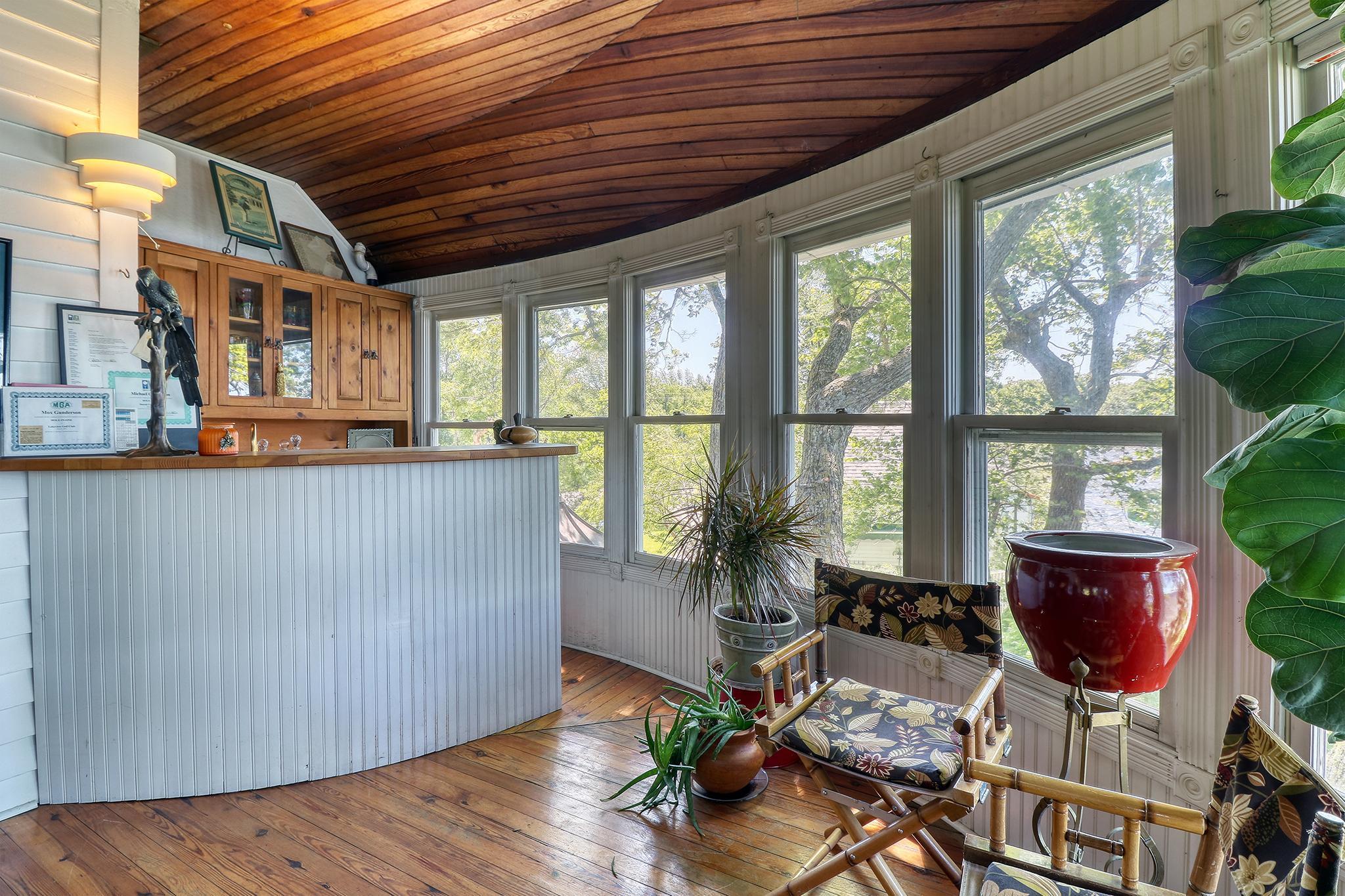 Upstairs Sunroom Bar1_1.jpg