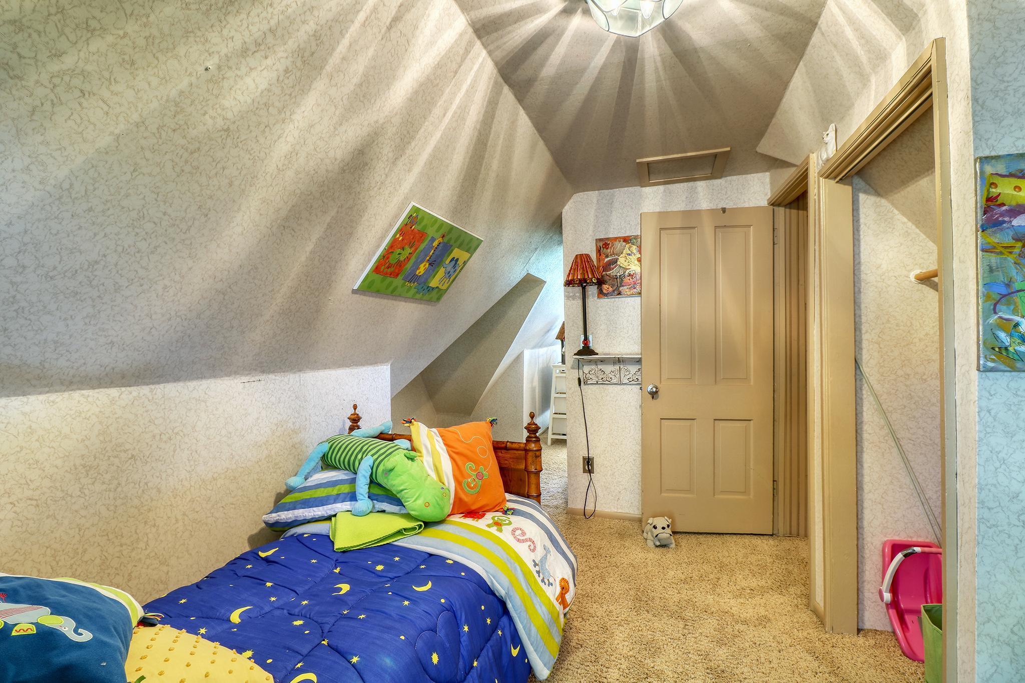 Upper Level Bedroom3_2.jpg