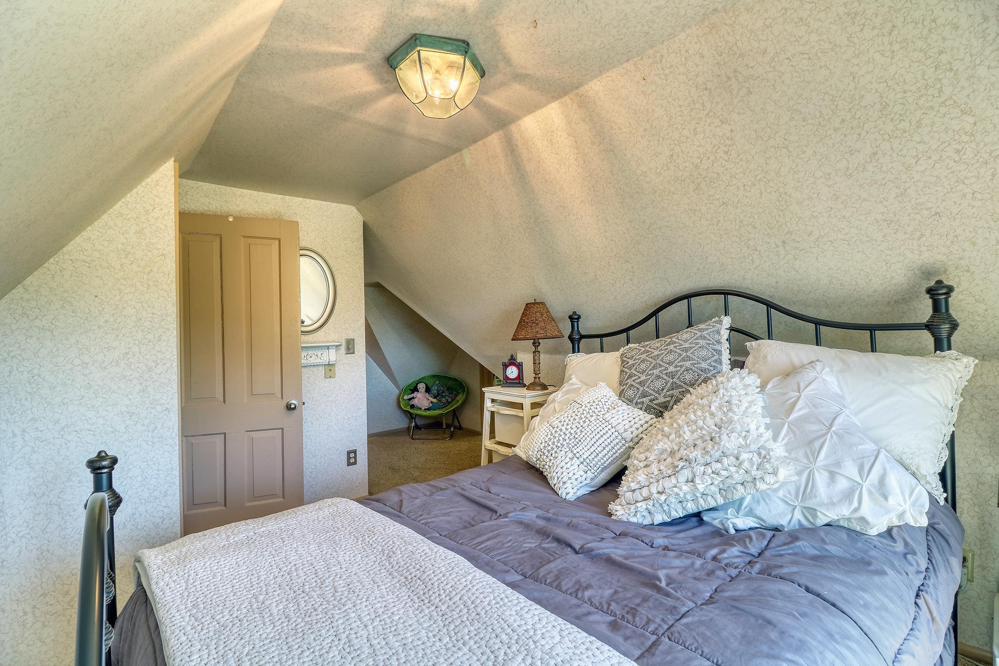 Upper Level Bedroom2_2.jpg