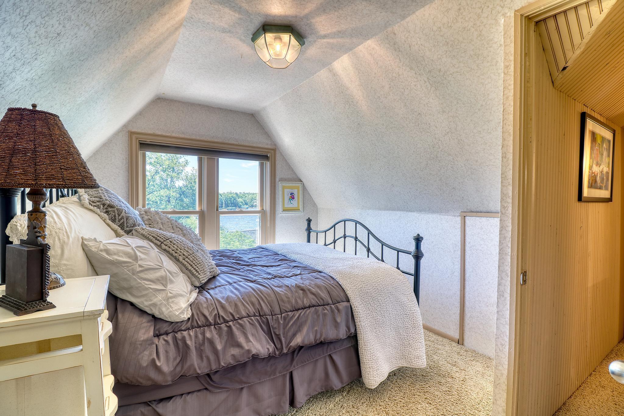 Upper Level Bedroom2_1.jpg