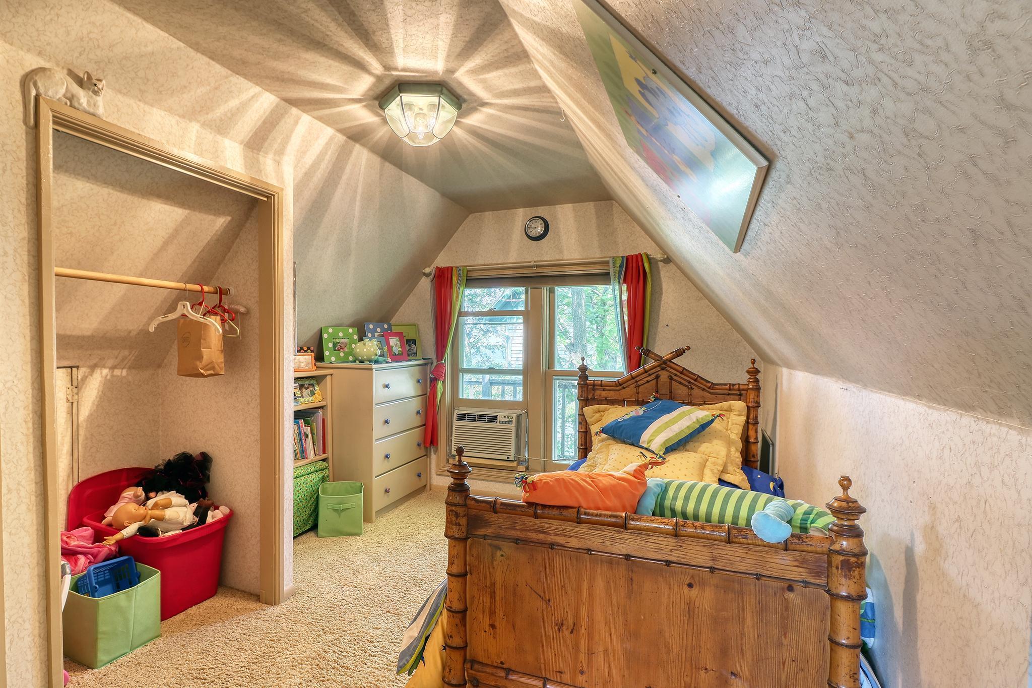 Upper Level Bedroom3_1.jpg