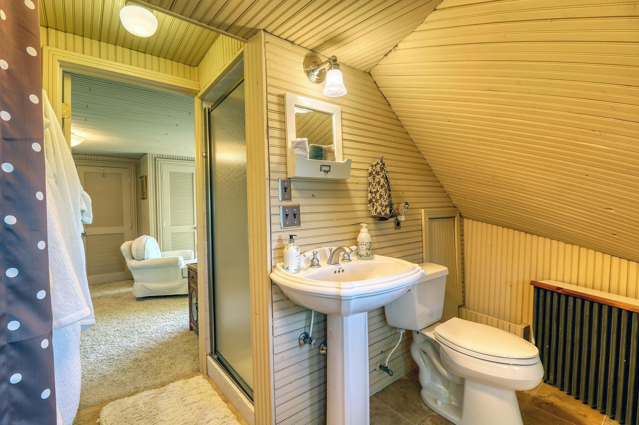 Upper Level Bathroom1_2.jpg