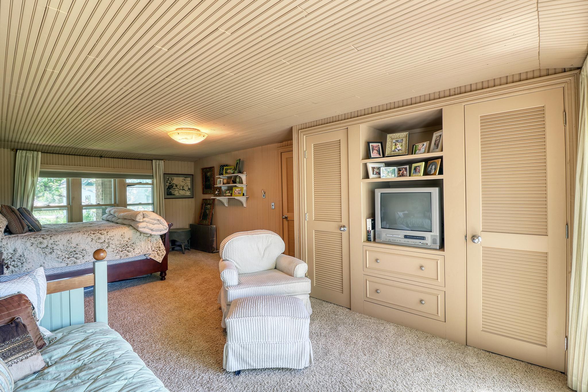 Upper Level Bedroom1_2.jpg