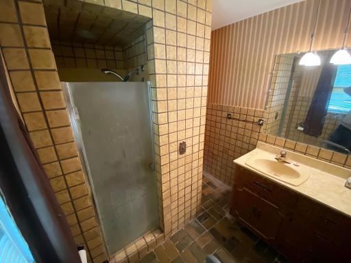 2nd Bath conected to informal dining and BR 2