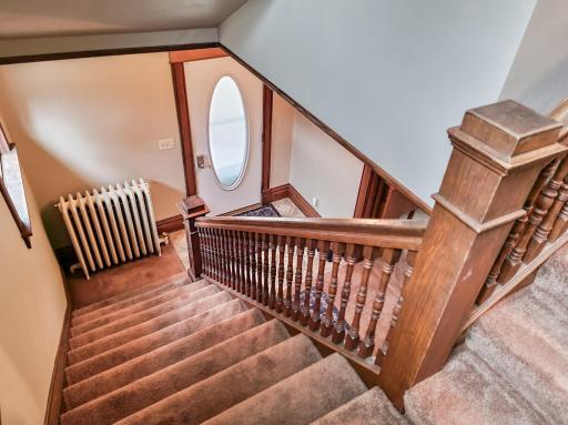 Wide staircase for those big furniture