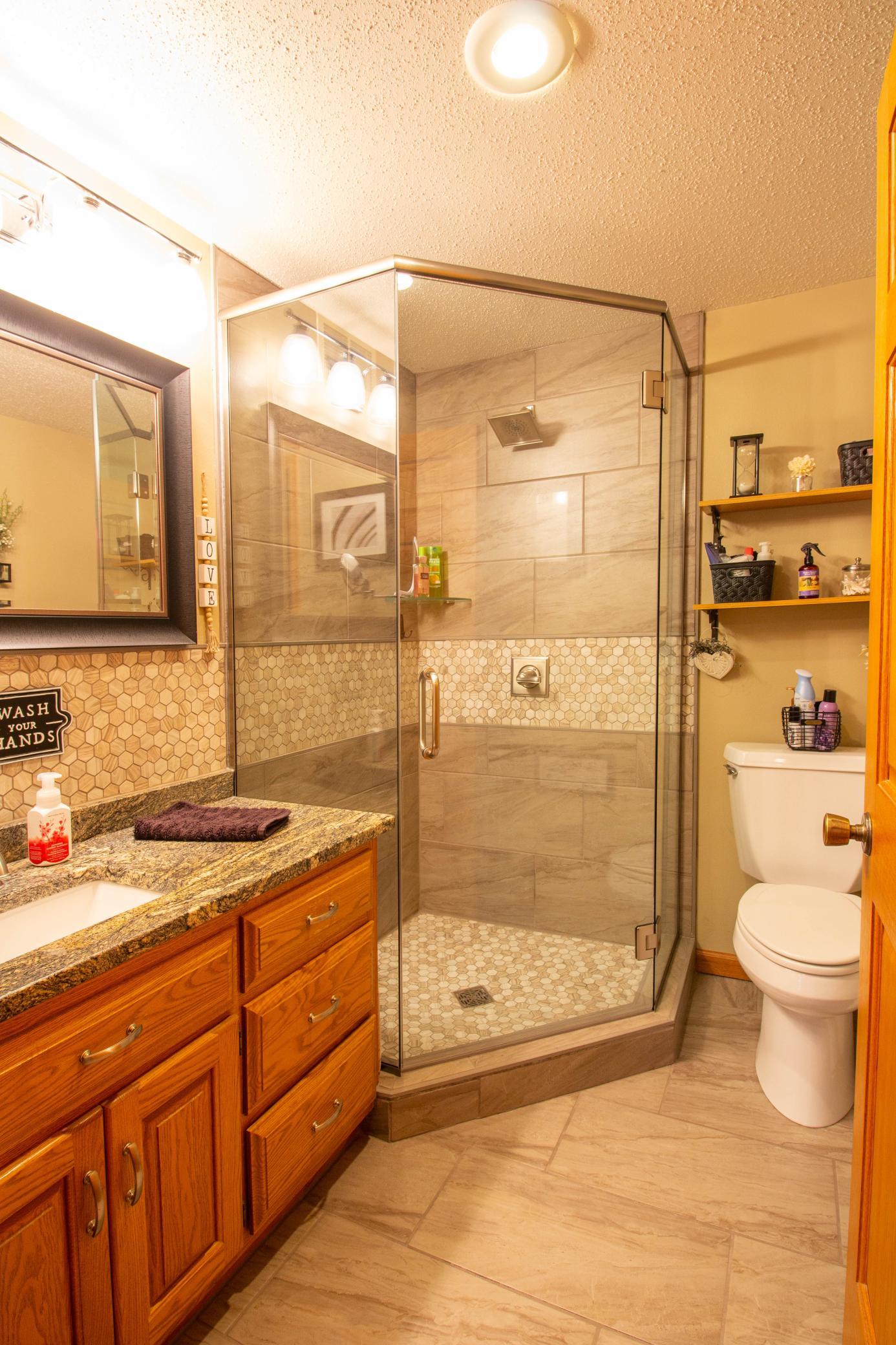 44 Main Bath.jpg