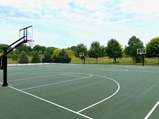Highlands Park is home to basketball and tennis courts, baseball/softball and soccer fields, open spaces to run and play, and lots of trails too!