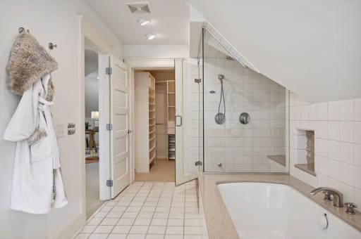 1712 Dupont Avenue S, Minneapolis, MN 55403