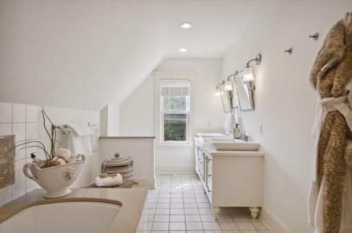 1712 Dupont Avenue S, Minneapolis, MN 55403