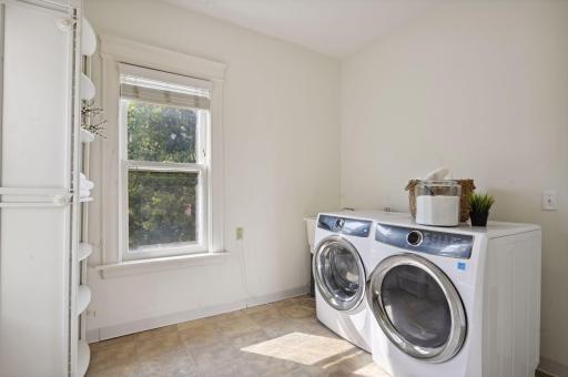 1712 Dupont Avenue S, Minneapolis, MN 55403