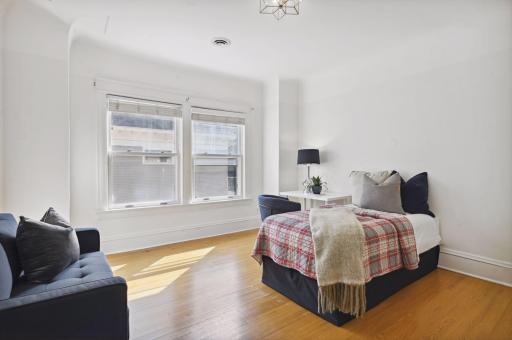 1712 Dupont Avenue S, Minneapolis, MN 55403