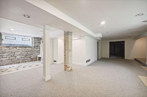 1712 Dupont Avenue S, Minneapolis, MN 55403