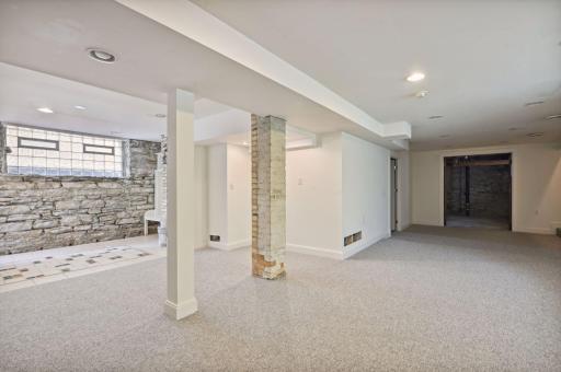 1712 Dupont Avenue S, Minneapolis, MN 55403