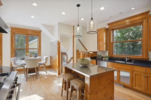 1712 Dupont Avenue S, Minneapolis, MN 55403
