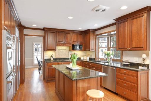 SS Viking dble ovens, gas cook top & Sub-Zero refrige