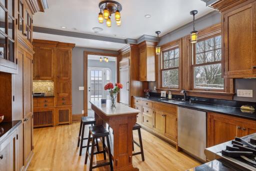 2010 Summit Avenue, Saint Paul, MN 55105
