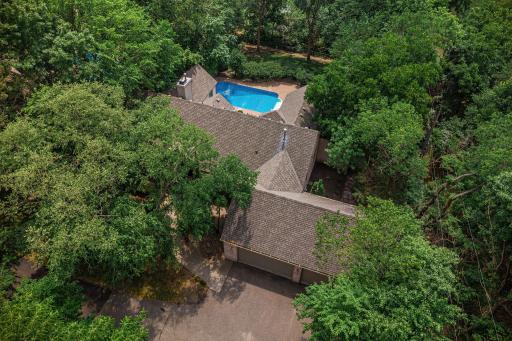 Privacy in Popular Minnetonka Neighborhood!