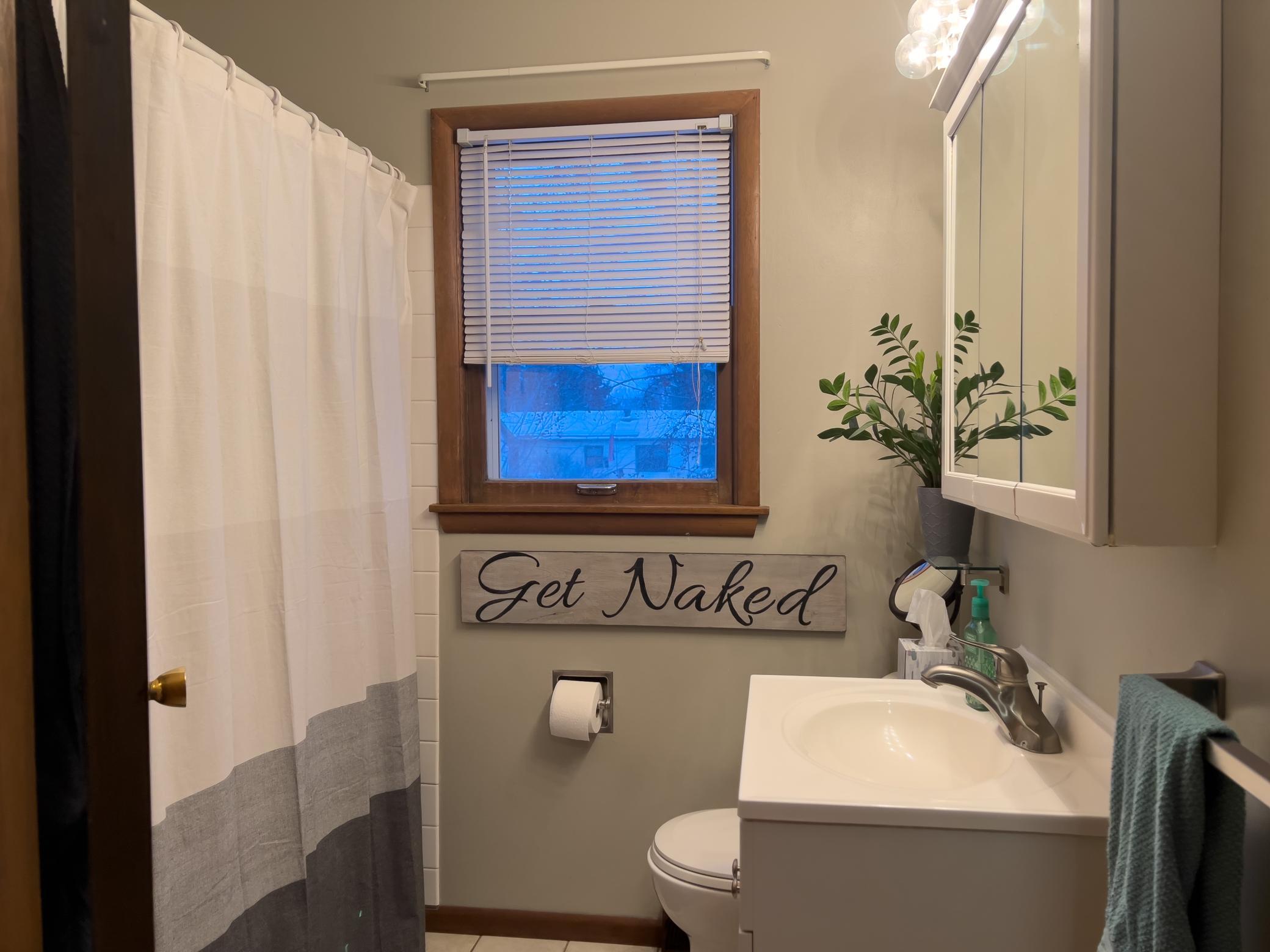Upper level full bath.