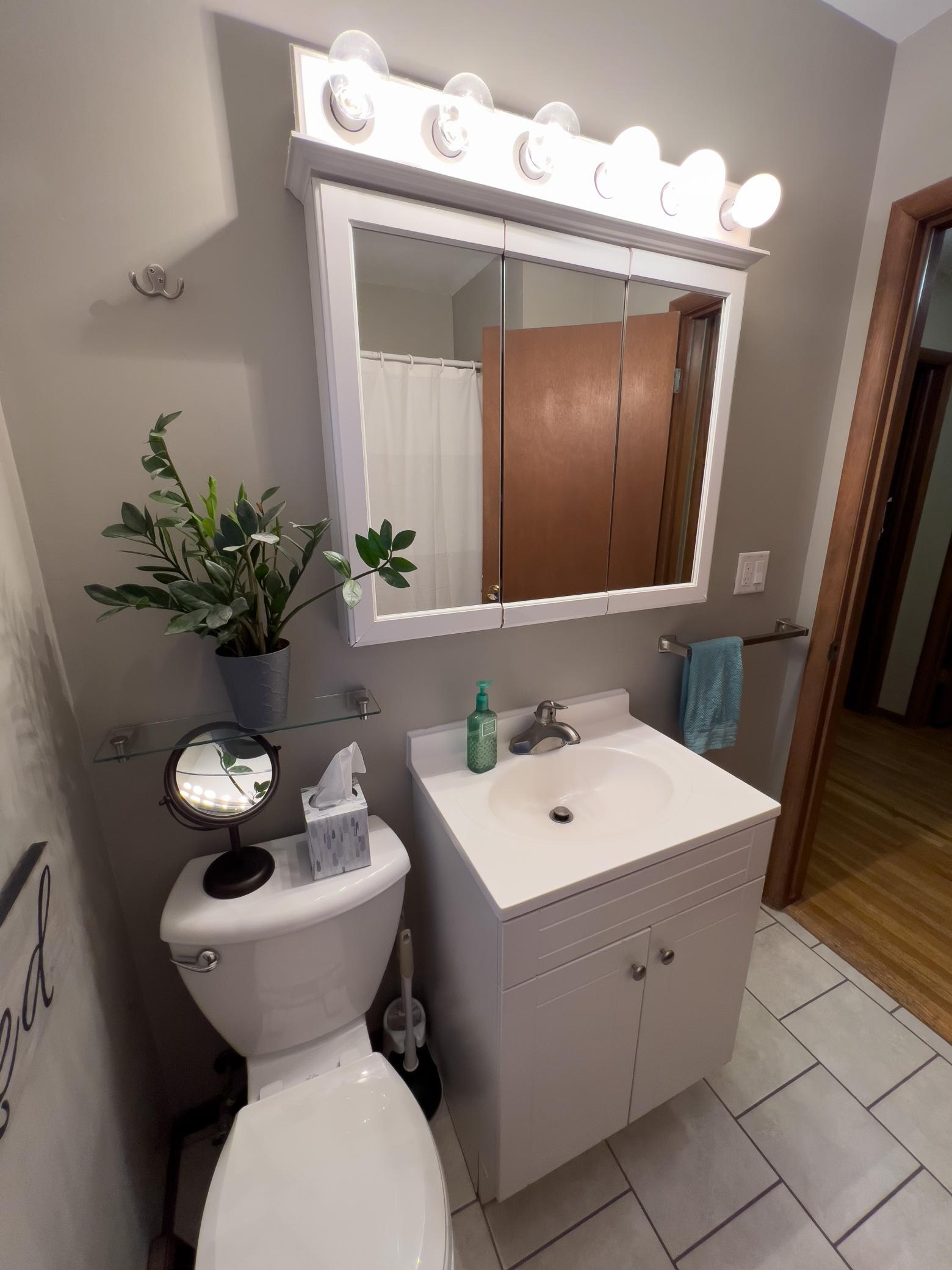 Close-up, Upper level full bath.