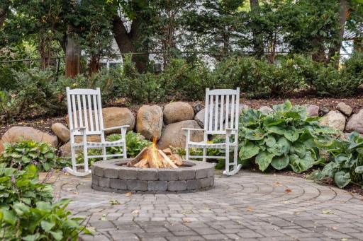 Gather around the fire to roast sâmores.