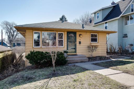 Welcome to Bryn Mawr! This Rambler is walking distance from restaurants, shops, and more!