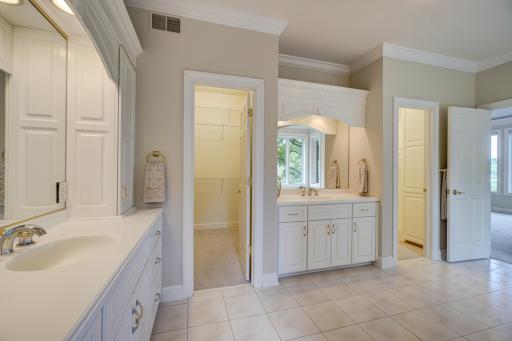 12 Lake Court, North Oaks, MN 55127