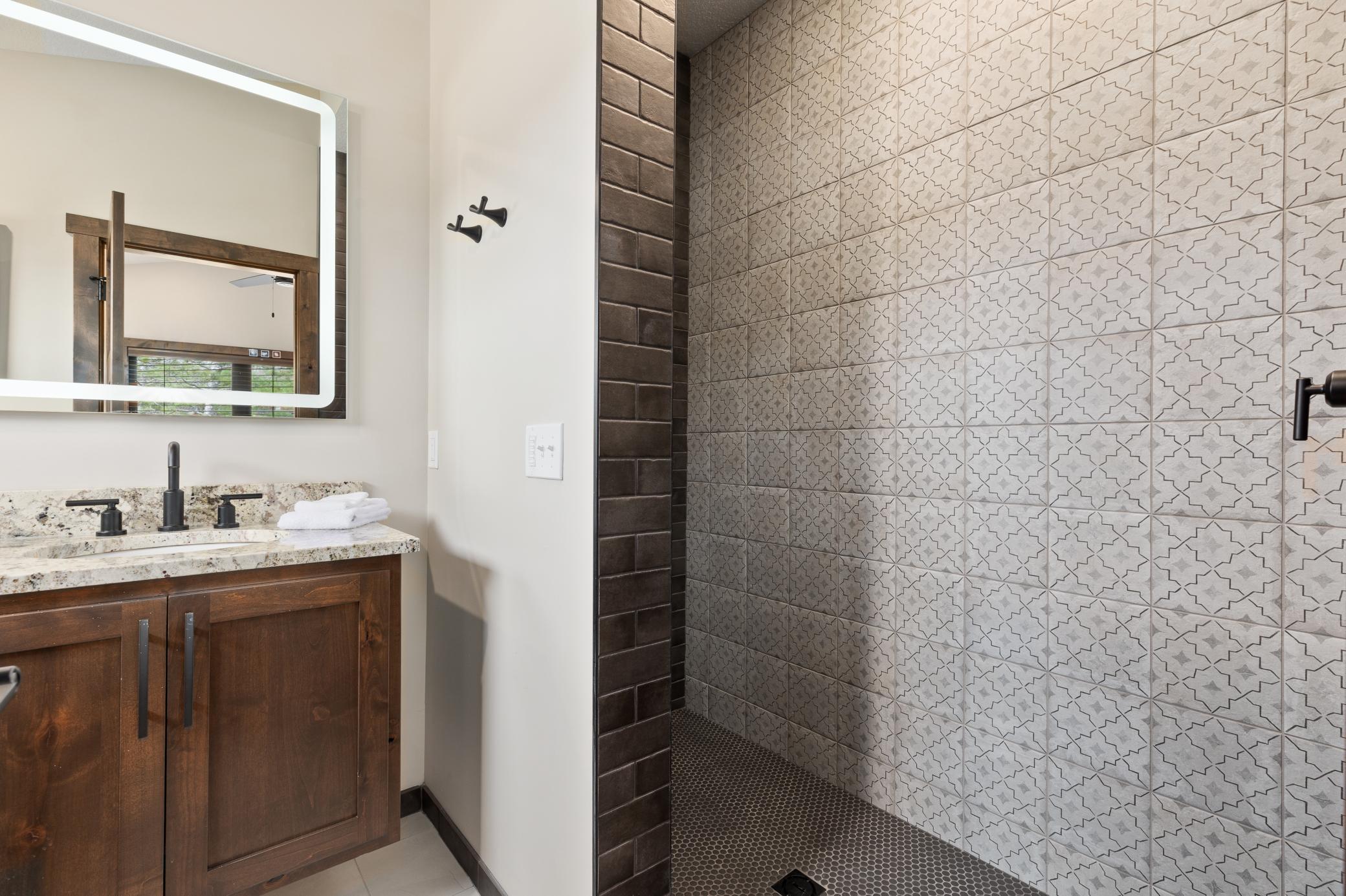 4g Upper Ensuite Bath.JPG