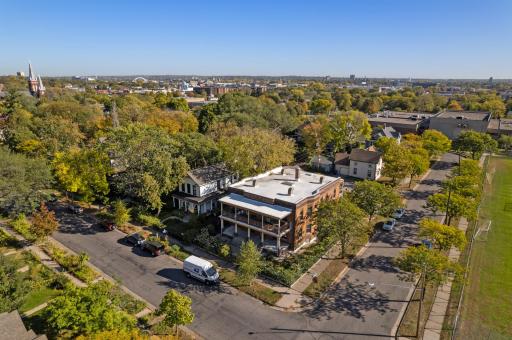 Tenants may walk or bike anywhere! Or, 5 mins to DT Mpls/15 mins to the University of Minnesota via buslines. Immediate access to 94E & W; minutes to 35W, 394, 55, & 100. 15 minutes to airport terminals via light rail. Ample on-street & FREE parking!