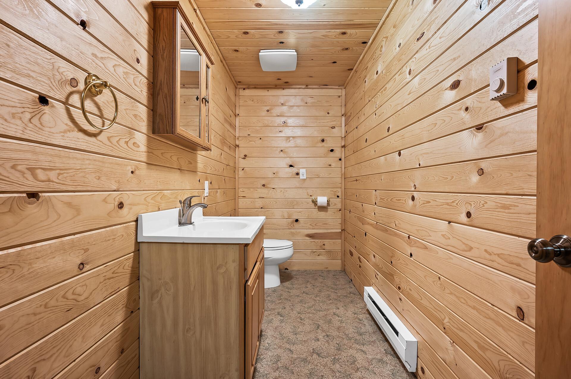 Outbuilding 1/2 bathroom